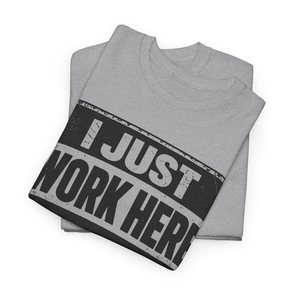 I Just Work Here – Gildan 5000 T-Shirt | 159a